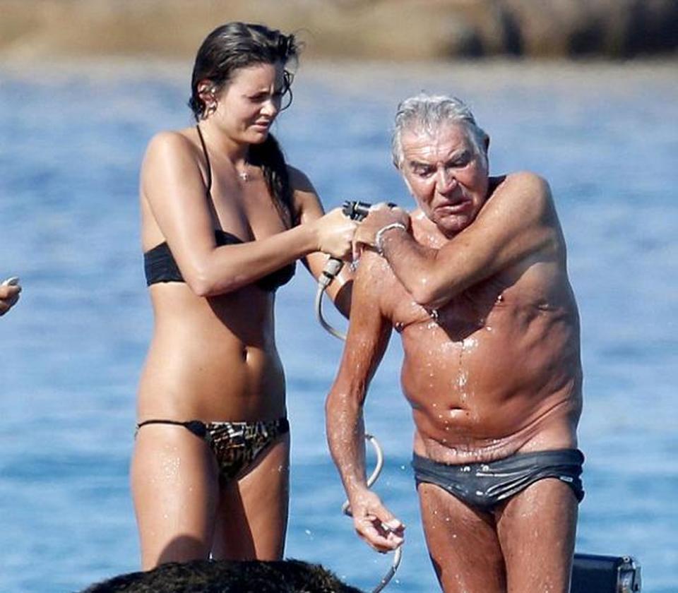 Старый дед дрочит свое малолетней подруге попу ручкой на пляже